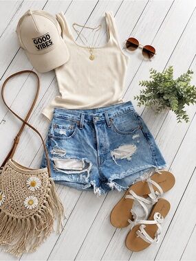 LEVI’S 501 Ripped Jean Shorts Size 27